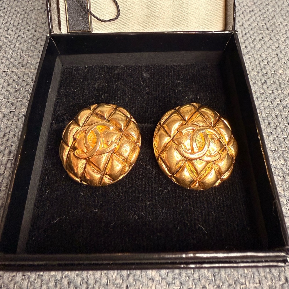 CHANEL CC QUILTED CLIP ON EARRINGS - Picture 3 of 8